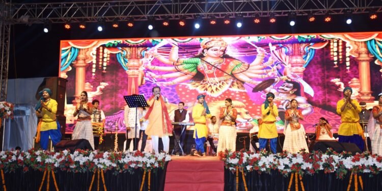 *भोरमदेव महोत्सव 2026: संस्कृति संध्या में छत्तीसगढ़ी रंग, भक्ति और परंपरा का अद्भुत संगम*  *प्रसिद्ध गायक दिलीप षडंगी के भजन और जसगीत ने बांधा समां, देर रात तक झूमे दर्शक*