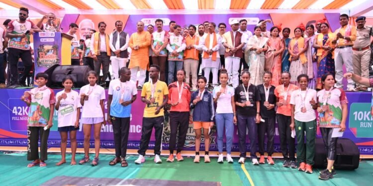 *बस्तर हेरिटेज मैराथन 2026*  *9,800 से अधिक धावकों के साथ रचा इतिहास, वैश्विक मंच पर चमका बस्तर*