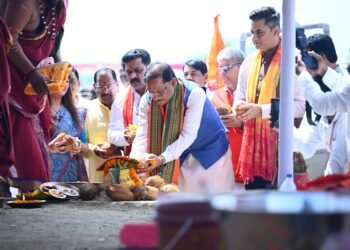 *मुख्यमंत्री साय ने जुनवानी नर्मदा धाम में की पंच कुंडीय रुद्र महायज्ञ की परिक्रमा* *व्यासपीठ की पूजा-अर्चना कर लिया आशीर्वाद, प्रदेशवासियों की सुख-समृद्धि की कामना*