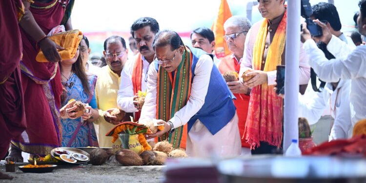 *मुख्यमंत्री साय ने जुनवानी नर्मदा धाम में की पंच कुंडीय रुद्र महायज्ञ की परिक्रमा* *व्यासपीठ की पूजा-अर्चना कर लिया आशीर्वाद, प्रदेशवासियों की सुख-समृद्धि की कामना*