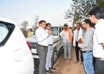 *निर्माण कार्यों में गुणवत्ता से नहीं चलेगा समझौता– कलेक्टर गोपाल वर्मा सुदूर वनांचल के निरीक्षण में पहुंचे कलेक्टर ने कोर कटिंग करवा कर परखी सड़क निर्माण की गुणवत्ता*