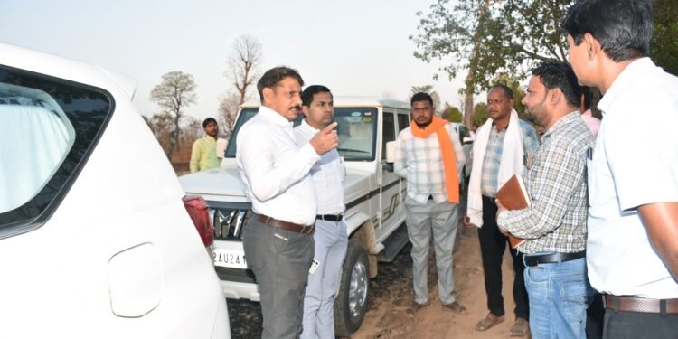 *निर्माण कार्यों में गुणवत्ता से नहीं चलेगा समझौता– कलेक्टर गोपाल वर्मा सुदूर वनांचल के निरीक्षण में पहुंचे कलेक्टर ने कोर कटिंग करवा कर परखी सड़क निर्माण की गुणवत्ता*