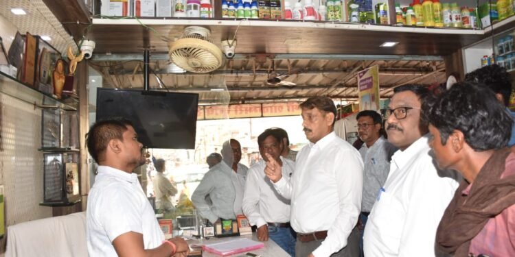 *कलेक्टर ने खाद बीज दुकानों में दी दबिश, खाद लेने पहुंचे किसानों से सीधे लिया फीडबैक*