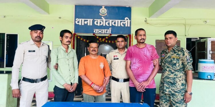 *हनुमान जी महाराज की मूर्ति से मुकुट चोरी का त्वरित खुलासा: कबीरधाम पुलिस ने FIR होने के 6 घंटे के भीतर 3 आरोपियो को किया गिरफ्तार, मुकुट भी बरामद*