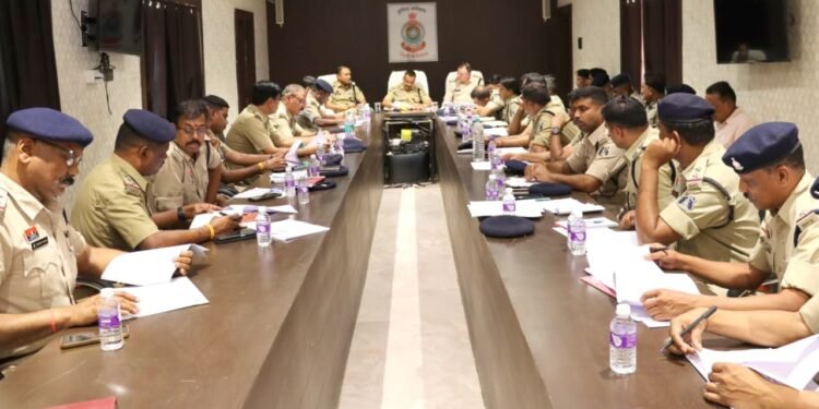 कबीरधाम पुलिस की सख्त अपराध समीक्षा बैठक संपन्न, अपराधियों के विरुद्ध जीरो टॉलरेंस नीति, अवैध गतिविधियों पर लगातार प्रहार के निर्देश