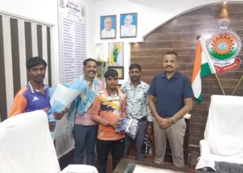 *पुलिस अधीक्षक धर्मेंद्र सिंह ने ग्राम देवान पटपर की खेल समिति को क्रिकेट किट का वितरण किया*