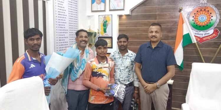 *पुलिस अधीक्षक धर्मेंद्र सिंह ने ग्राम देवान पटपर की खेल समिति को क्रिकेट किट का वितरण किया*