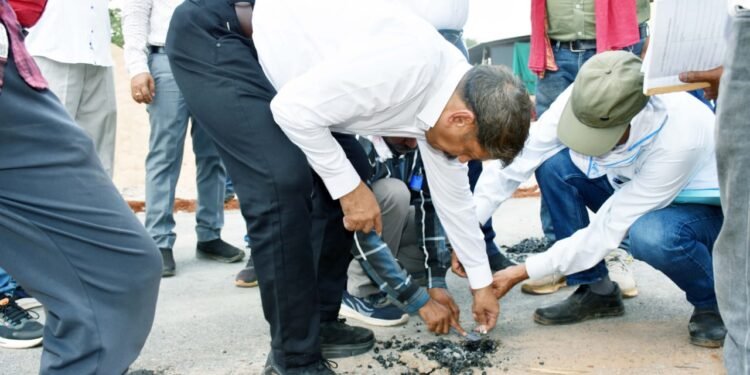 *सड़क निर्माण के औचक निरीक्षण में पहुंचे कलेक्टर, कटिंग करवाकर परखी गुणवत्ता*