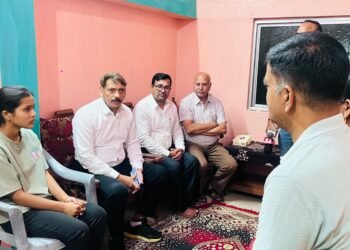*कलेक्टर गोपाल वर्मा ने प्रदेश में द्वितीय स्थान प्राप्त करने वाली रिया केशरवानी के घर पहुंचकर दी बधाई, किया प्रोत्साहित*