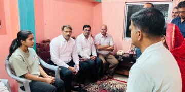 *कलेक्टर गोपाल वर्मा ने प्रदेश में द्वितीय स्थान प्राप्त करने वाली रिया केशरवानी के घर पहुंचकर दी बधाई, किया प्रोत्साहित*