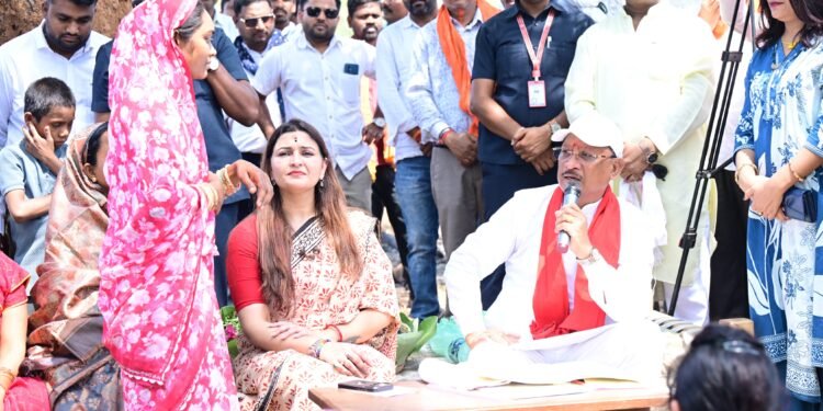 *संवाद से समाधान: कमराखोल में मुख्यमंत्री ने दूर की बिजली बिल की चिंता*