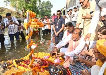 *मुख्यमंत्री विष्णुदेव साय ने जलेश्वर महादेव में किया जलाभिषेक*