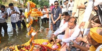 *मुख्यमंत्री विष्णुदेव साय ने जलेश्वर महादेव में किया जलाभिषेक*