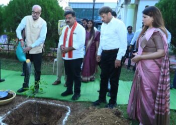 *राज्यपाल रमेन डेका ने किया पौधरोपण, कलेक्ट्रेट परिसर में रोपा आम का पौधा, पर्यावरण संरक्षण का दिया संदेश*