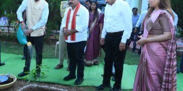 *राज्यपाल रमेन डेका ने किया पौधरोपण, कलेक्ट्रेट परिसर में रोपा आम का पौधा, पर्यावरण संरक्षण का दिया संदेश*