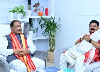 *मुख्यमंत्री विष्णुदेव साय से केंद्रीय कोयला एवं खान राज्य मंत्री सतीश चंद्र दुबे ने की सौजन्य मुलाकात*