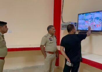 *कबीरधाम पुलिस की सरप्राइज चेकिंग, सुनसान इलाकों में बैठने वालों को दी समझाइश*