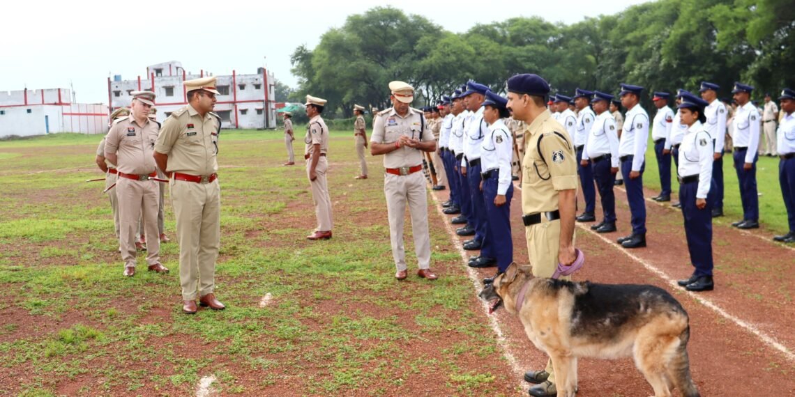 *पुलिस अधीक्षक जितेन्द्र कुमार यादव (IPS) ने ली जनरल परेड की सलामी, किया परेड एवं पुलिस वाहनों का बारीकी से निरीक्षण।*