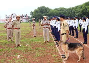 *पुलिस अधीक्षक जितेन्द्र कुमार यादव (IPS) ने ली जनरल परेड की सलामी, किया परेड एवं पुलिस वाहनों का बारीकी से निरीक्षण।*