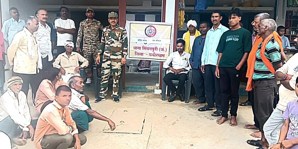 *थाना-सिंघनपुरी जंगल पुलिस ने ग्राम कोयलारी में लगाया चलित थाना, ग्रामीणों से किया संवाद।*