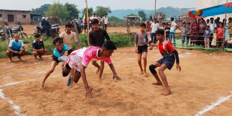 *वनांचल क्षेत्र रानीदाहरा में खेल के मैदान से साइबर सुरक्षा का संदेश।*  *कबड्डी प्रतियोगिता में चार जिलों एवं सीमावर्ती क्षेत्रों की लगभग 50 टीमों ने लिया हिस्सा।*