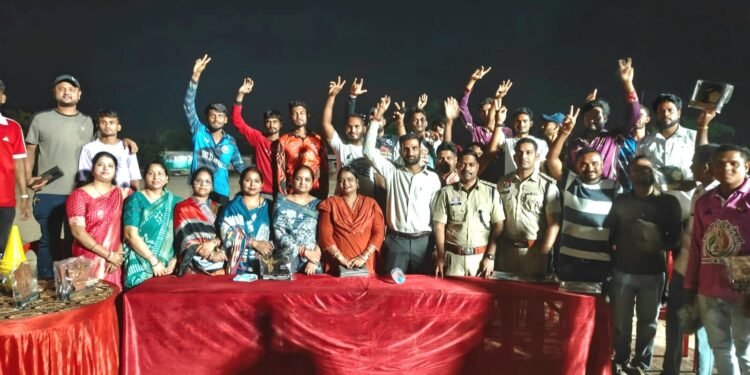 *ट्रिपल विकेट क्रिकेट टूर्नामेंट में पहुंची पंडरिया पुलिस, खिलाड़ियों एवं क्षेत्रवासियों को दिया गया साइबर अपराध से बचाव की जानकारी।*