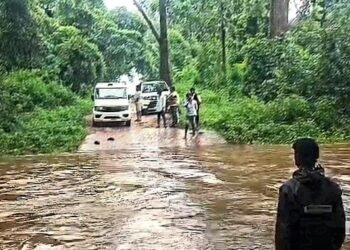 *लगातार बारिश के बीच 24 घंटे से बाढ़ में फंसे यात्रियों के लिए मददगार बनी झलमला पुलिस।*  *झलमला पुलिस ने कार सहित फंसे महिला-पुरुष यात्रियों को सुरक्षित बाहर निकाला।*