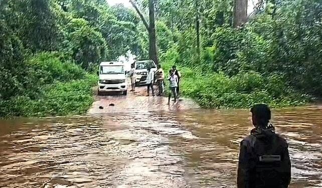 *लगातार बारिश के बीच 24 घंटे से बाढ़ में फंसे यात्रियों के लिए मददगार बनी झलमला पुलिस।*  *झलमला पुलिस ने कार सहित फंसे महिला-पुरुष यात्रियों को सुरक्षित बाहर निकाला।*