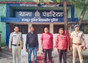 *अवैध शराब बिक्री एवं सार्वजनिक स्थानों पर शराबखोरी के विरुद्ध कबीरधाम पुलिस की लगातार सख्त कार्यवाही।*